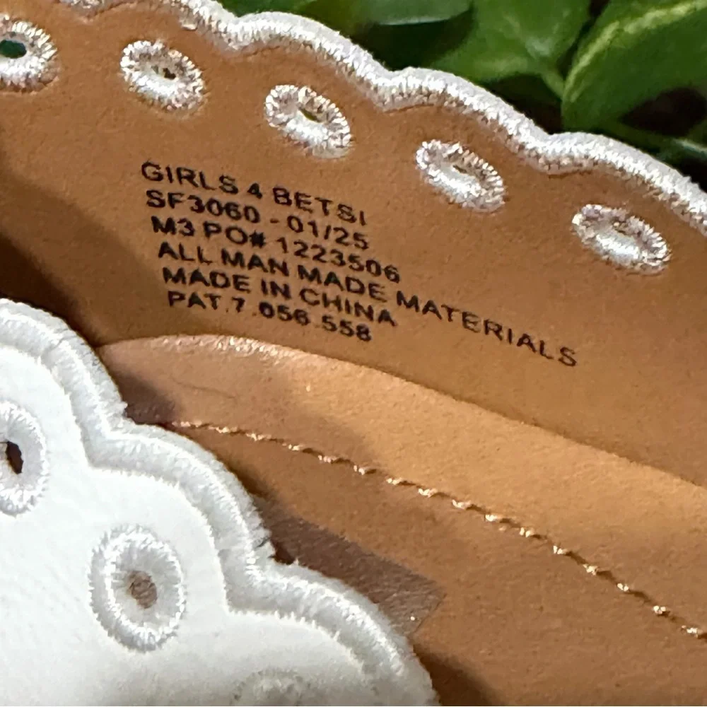 NIB- Big Girl DV (Betsi) White Scalloped Mary Jane Flats Size 4
